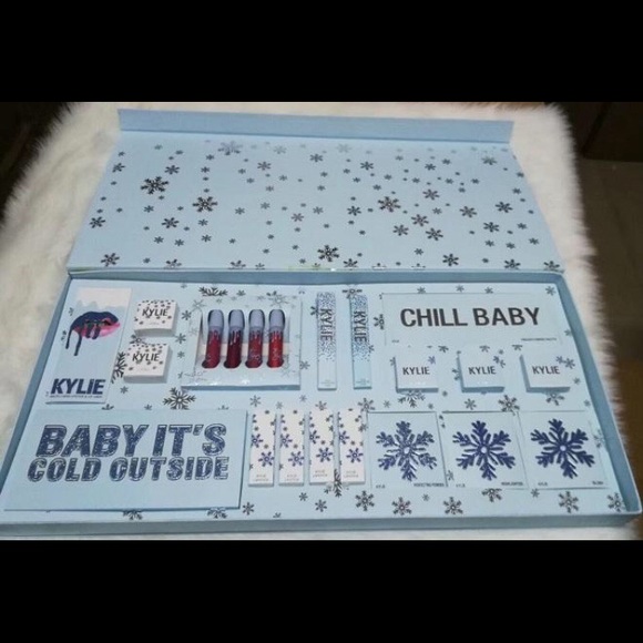 Kylie Jenner baby it’s cold outside - Picture 1 of 5